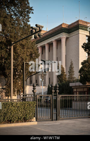 Intensivo di televisione a circuito chiuso (CCTV) vigilanza presso la griglia Sala del Popolo di Pechino, Cina, Asia Foto Stock