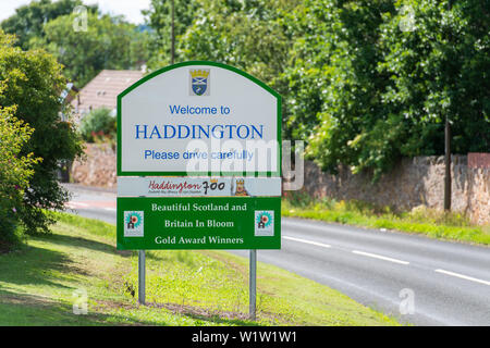 Cala Homes East, Haddington Brochure cartello di benvenuto Foto Stock