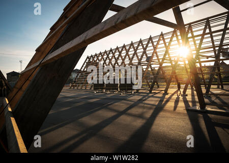 Sole che splende attraverso una costruzione in legno sale (un nomade progetto Arte) al dock di Langkaua vicino alla Opera House di Oslo, Norvegia, Scandinavia, Europ Foto Stock