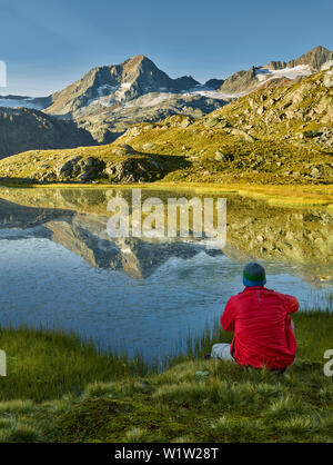 Walker, Madre Berger, la punta della lama, Alpi dello Stubai, Tirolo, Austria Foto Stock
