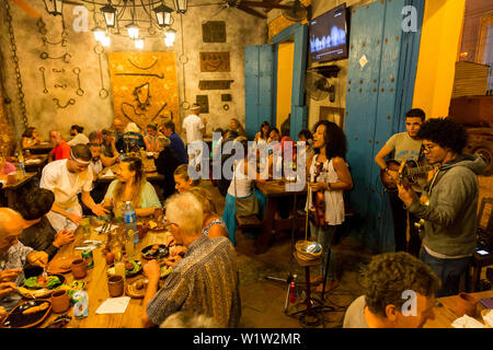 Popolare ristorante La Bottja, buon cibo, concerto dal vivo, scena di strada di notte nella città di Trinidad, bar, vita notturna, famiglia viaggi a Cuba, parentale Foto Stock