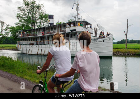 Driver in tandem nella parte anteriore del vaporizzatore Wilhem Tham sul Goetakanal tra Borensberg e Berg Slussar, Svezia Foto Stock