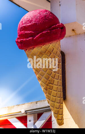 Una plastica cono gelato si blocca sulla parete al di fuori di un Cornish Gelateria. Foto Stock