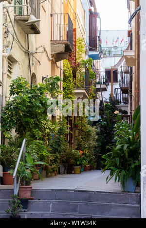 Vicolo stretto nella cittadina Lipari, Isola di Lipari, Isole Eolie, isole Lipari, Mar Tirreno, il Mar Mediterraneo, l'Italia, Europa Foto Stock