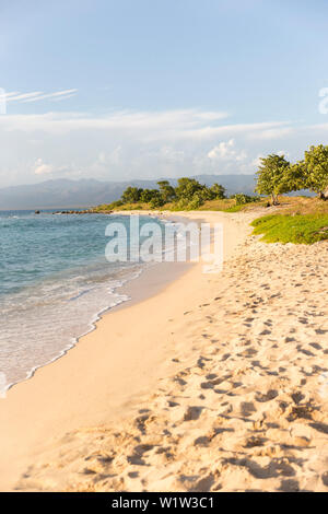 Lonely strada costiera di La Boca di Playa Ancon con belle piccole spiagge di sabbia tra mare blu turchese, famiglia viaggi a Cuba, congedo parentale Foto Stock