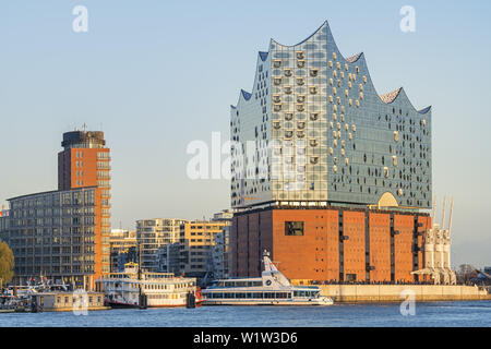 Concert hall Elbphilharmonie dal fiume Elba, HafenCity, città anseatica di Amburgo, Germania settentrionale, Germania, Europa Foto Stock