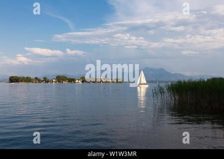 Vista sul Chiemsee di Fraueninsel, vicino Gstadt, Baviera, Germania Foto Stock