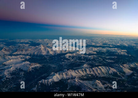 Antenna della zona del Monte Bianco dopo il tramonto, Chamonix, Francia Foto Stock