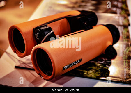 Poznan, Polonia, Feb 2019 binocoli Swarovski di alta qualità dello strumento ottico fabbricato da Swarovski Optik, esposizione KNIEJE caccia fair Foto Stock