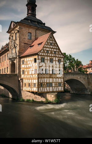 Bambergs Old Town Hall nel mezzo del fiume Regnitz, Bamberg, Franconia Regione, Baviera, Germania, patrimonio mondiale dell UNESCO Foto Stock