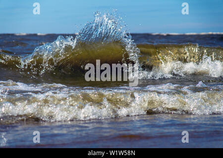 Big sea wave close up su una soleggiata giornata estiva Foto Stock