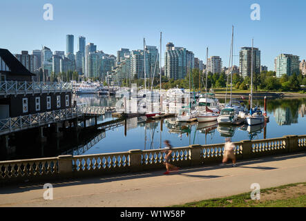 Il Parco Stanley Coal Harbour Seawall. Il Parco Stanley riflessioni di Coal Harbour da Vancouver Rowing Club. Foto Stock