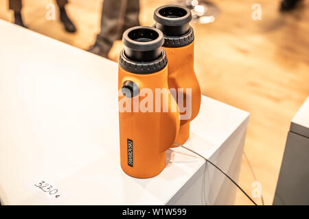 Poznan, Polonia, Feb 2019 binocoli Swarovski di alta qualità dello strumento ottico fabbricato da Swarovski Optik, esposizione KNIEJE caccia fair Foto Stock