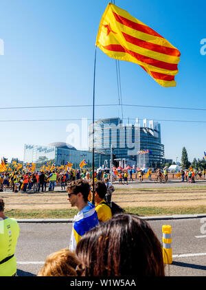 Strasburgo, Francia - luglio 2 2019: la gente camminare tenendo Estelada indipendentista catalano flags dimostrano protesta anteriore dell unione europea parlamento europeo contro l'esclusione dei tre catalano deputati eletti Foto Stock