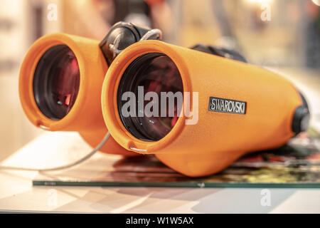 Poznan, Polonia, Feb 2019 binocoli Swarovski di alta qualità dello strumento ottico fabbricato da Swarovski Optik, esposizione KNIEJE caccia fair Foto Stock