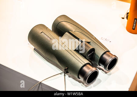 Poznan, Polonia, Feb 2019 binocoli Swarovski di alta qualità dello strumento ottico fabbricato da Swarovski Optik, esposizione KNIEJE caccia fair Foto Stock