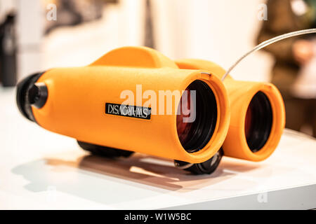 Poznan, Polonia, Feb 2019 binocoli Swarovski di alta qualità dello strumento ottico fabbricato da Swarovski Optik, esposizione KNIEJE caccia fair Foto Stock