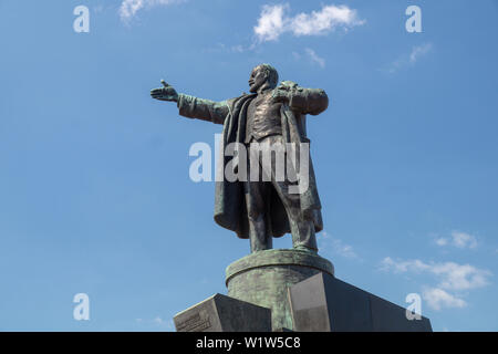 Monumento a Lenin close up contro il cielo blu su una soleggiata giornata estiva Foto Stock