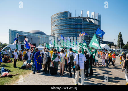 Strasburgo, Francia - luglio 2 2019: vista posteriore di Persone azienda bandiera del Movimento europeo bandiera federalista nella parte anteriore del Parlamento europeo Foto Stock