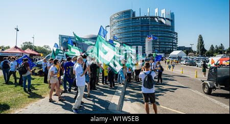 Strasburgo, Francia - luglio 2 2019: grande folla di persone azienda bandiera del Movimento europeo bandiera federalista nella parte anteriore del Parlamento europeo Foto Stock