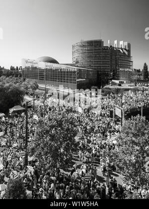 Strasburgo, Francia - luglio 2 2019: Drone antenna vista di persone con Estelada indipendentista catalano flags dimostrano la protesta a livello di Unione europea Parlamento europeo contro l'esclusione dei tre catalano deputati eletti Foto Stock