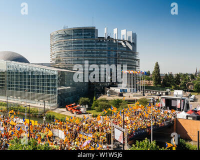 Strasburgo, Francia - luglio 2 2019: Drone antenna vista di migliaia di persone con Estelada bandiere separatista dimostrare la protesta a livello di Unione europea Parlamento europeo contro l'esclusione del catalano deputati eletti Foto Stock