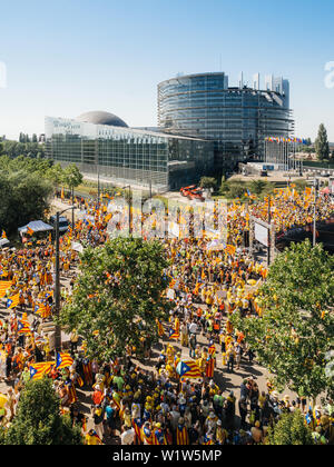 Strasburgo, Francia - luglio 2 2019: l'immagine verticale drone antenna vista di persone con Estelada indipendentista catalano flags dimostrano la protesta a livello di Unione europea Parlamento europeo contro l'esclusione catalano deputati eletti Foto Stock