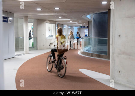 Parcheggio bici garage a Utrecht, nei Paesi Bassi, con oltre 13.000 spazi di parcheggio, il più grande parcheggio garage per biciclette in tutto il mondo, presso la centrale di Foto Stock