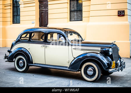 Lodz, Polonia, 21 Aprile 2019: l'annata lucida e brillante vecchio classico retrò, auto oldtimer per coppie in viaggio di nozze, appena sposata con auto Foto Stock