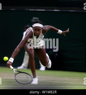 Il torneo di Wimbledon, Londra, Regno Unito. Il 3° luglio 2019. 3 Luglio 2019 - American Cori Gauff in azione durante il suo secondo giro vittoria su Magdalena RYBARIKOVA della Slovacchia oggi a Wimbledon. Gauff sconvolto il connazionale americano Venus Williams il lunedì nel primo round. Credito: Adam Stoltman/Alamy Live News Foto Stock