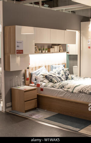Lodz, Polonia, Jan 2019 esposizione interno negozio IKEA. moderna camera da letto. Design IKEA vende pronti a comporre mobili, elettrodomestici, accessori per la casa Foto Stock