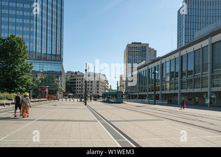 Francoforte, Germania. Luglio 2019. La grande Willy Brandt piazza della città Foto Stock