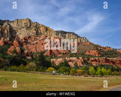 Red Rock Mountains nella Slide Rock State Park al di fuori di Sedona in Arizona Foto Stock