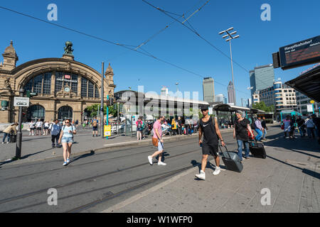 Francoforte, Germania. Luglio 2019. Il tram si ferma di fronte a Francoforte stazione ferroviaria Hauptbahnhof Foto Stock