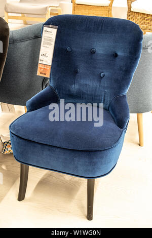 Lodz, Polonia, Jan 2019 esposizione interno negozio IKEA moderne Sedie  Poltrone divani IKEA vende pronte per il montaggio degli apparecchi mobili  accessori per la casa Foto stock - Alamy