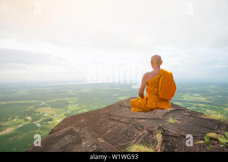 Monaco buddista in meditazione alla bella natura in alta montagna Foto Stock