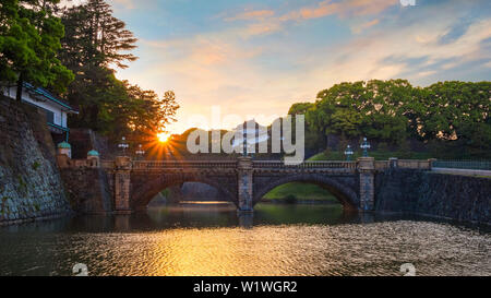 Tokyo, Giappone - 28 Aprile 2018: ponte Nijubashi davanti a Tokyo Imperial Palace è uno dei più noti bridge in Giappone, il vecchio ponte è stato un Foto Stock