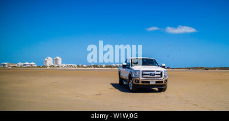 South Padre Island, TX, Stati Uniti d'America - 25 Feb 2017: la F350 Ford parcheggiato lungo le conserve di località Foto Stock