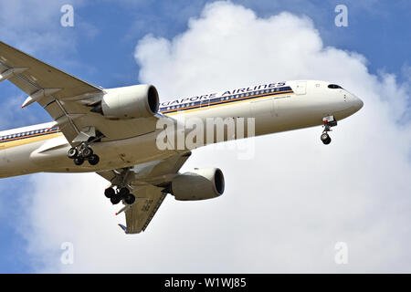 Airbus A350-900 9V-SHD di Singapore Airlines sulla rotta di avvicinamento all'Aeroporto di Perth Foto Stock