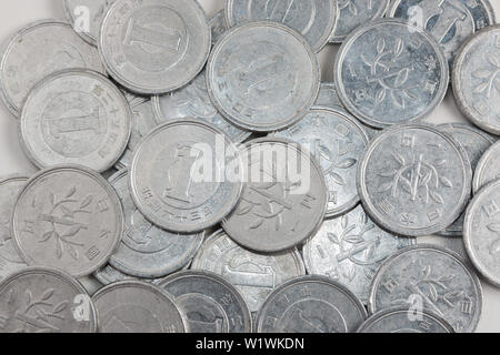 Pila di 1 yen giapponese di monete in denaro, close up isolati su sfondo bianco. Foto Stock