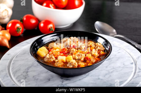 Zuppa con polpette e verdure Foto Stock