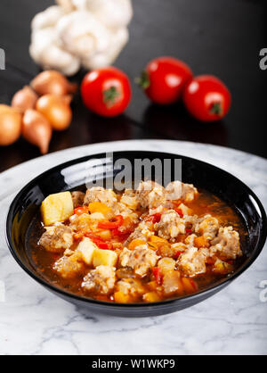 Zuppa con polpette e verdure Foto Stock