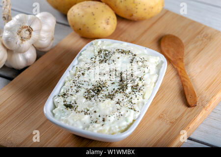 In casa con insalata di yogurt, la patata e il cetriolo Foto Stock