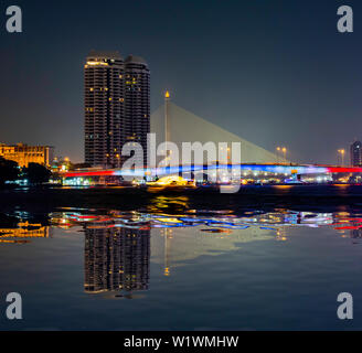 La bellezza del Fiume Chao Phraya e barca di notte con il razionalismo al Ponte di Pinklao ,Bangkok in Thailandia. Foto Stock