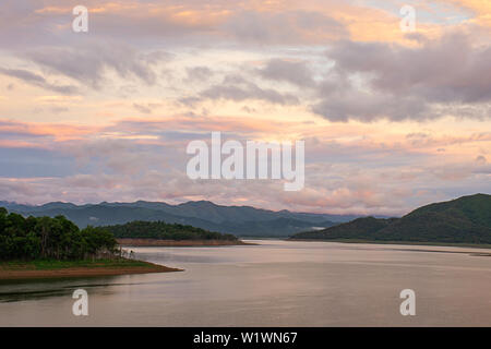 Il riflesso del sole e le nuvole sul fondo cielo di montagna e di acqua a Kaeng Krachan dam in phetchaburi , della Thailandia. Foto Stock