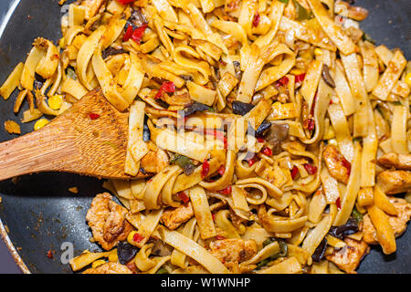 Bami Goreng è un piatto di pasta. Piatto è realizzato in un modo indonesiano con pollo brast e pasta. Foto Stock