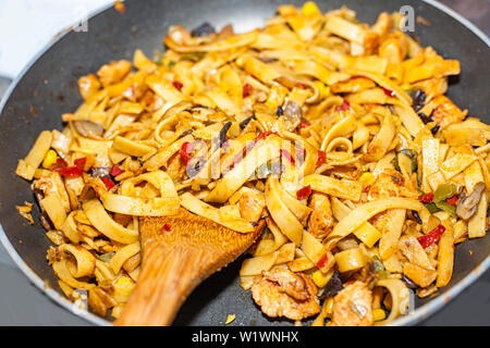 Bami Goreng è un piatto di pasta. Piatto è realizzato in un modo indonesiano con pollo brast e pasta. Foto Stock
