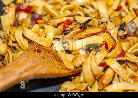 Bami Goreng è un piatto di pasta. Piatto è realizzato in un modo indonesiano con pollo brast e pasta. Foto Stock
