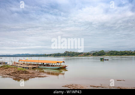 La nave da crociera e pesca galleggiante sul Fiume Mekong a Loei in Thailandia. Foto Stock