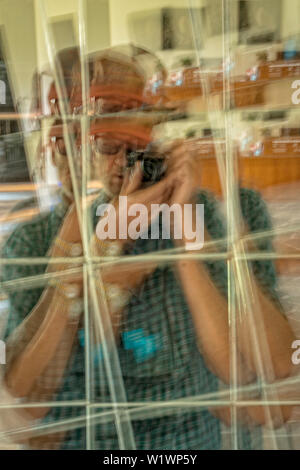 Fotografo di self portrait (modello rilasciato) a specchio con astrazione e movimento. Foto Stock